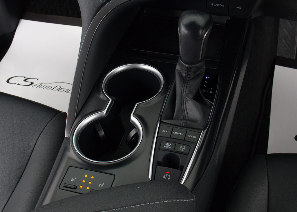 シフト周りです。スッキリとしつつも高級感
や操作性を損なわない作りとなって参ります
。