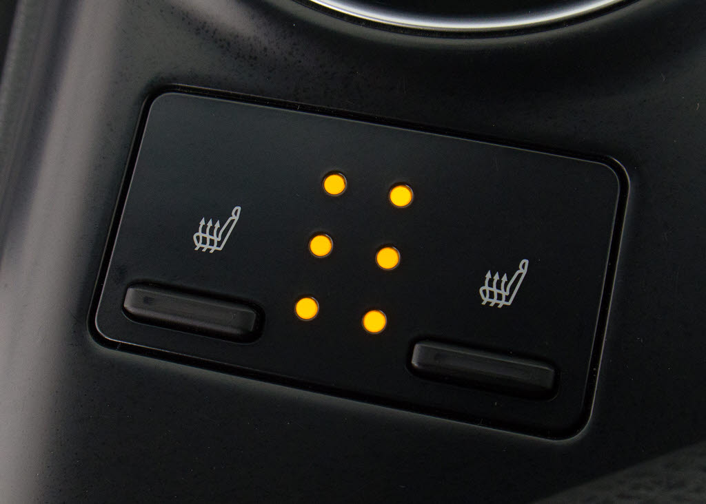 シートヒーターを装備しています！高級車な
らではの装備です！シートが暖まりますので
、寒い冬場も快適にご乗車頂けます！腰にも
優しい！お子様や女性にも嬉しい装備ですね
！！