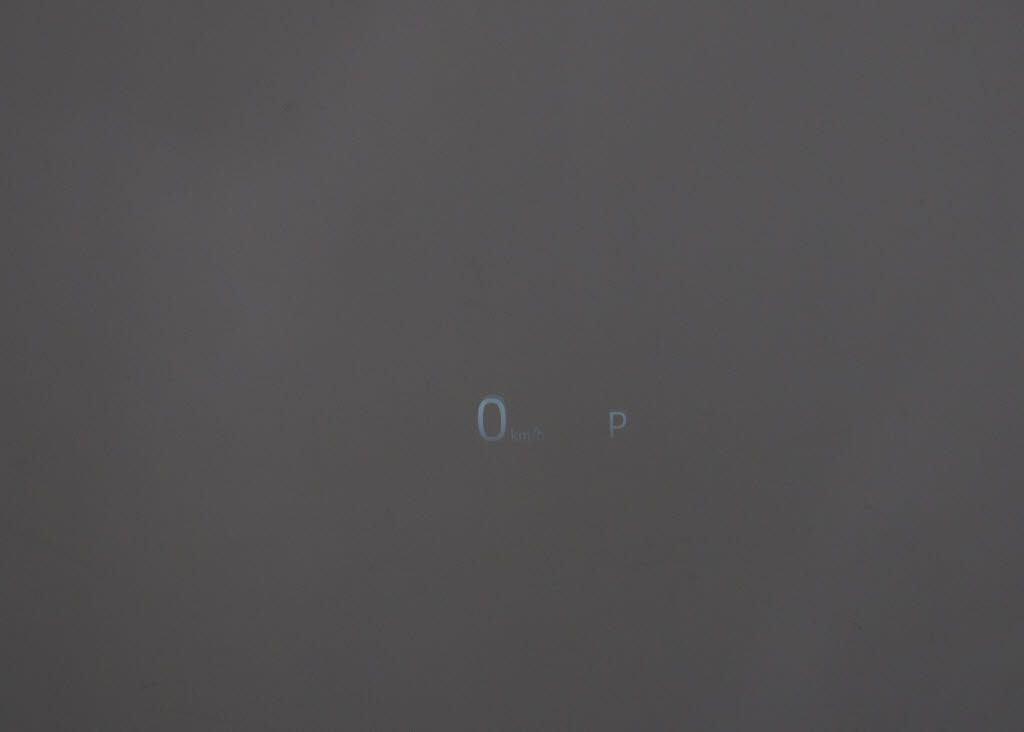 ヘッドアップ・ディスプレイ（ＨＵＤ）現在
のスピードや、前方の車線情報など、運転に
必要な情報を、目の前のウインドウガラスに
表示する機能です。これにより、目線の移動
が少なく済み、安全です。