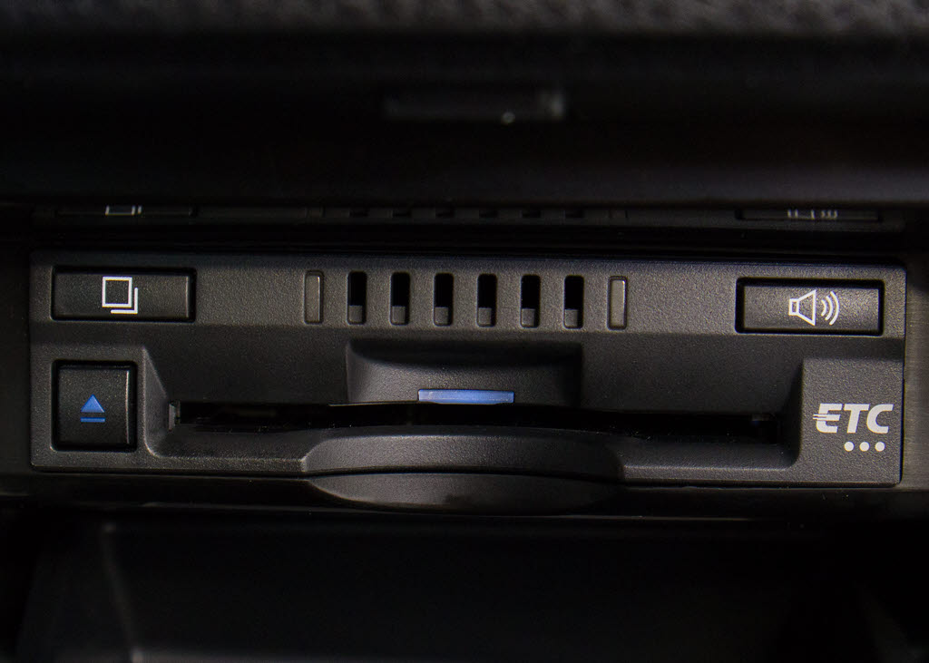 コンソール内一体型のビルトインＥＴＣ装備
！見た目の部分も良いですが、ＥＴＣカード
の盗難防止になる設置箇所です！料金所の渋
滞回避！時間帯・日によって料金の軽減を受
けられます！ストレス知らずのドライブ！