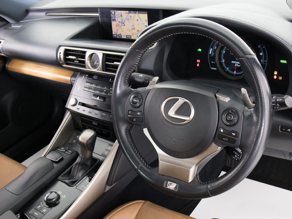 ★使いやすさや安全性を追求したステアリン
グ周り！高級車ゆえにスイッチ類が多いのも
特徴ですね！考え尽くされた配置ですぐに使
いこなす事が出来ますのでご安心下さい！是
非、体感してみて下さい！！