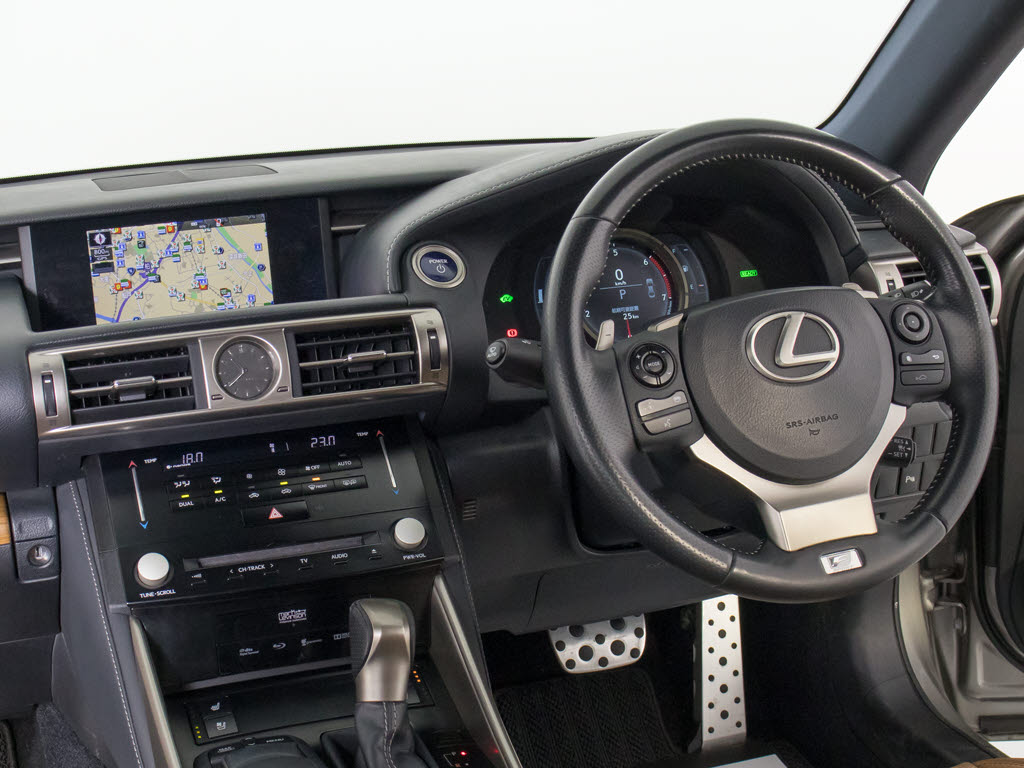 ★使いやすさや安全性を追求したステアリン
グ周り！高級車ゆえにスイッチ類が多いのも
特徴ですね！考え尽くされた配置ですぐに使
いこなす事が出来ますのでご安心下さい！是
非、体感してみて下さい！！