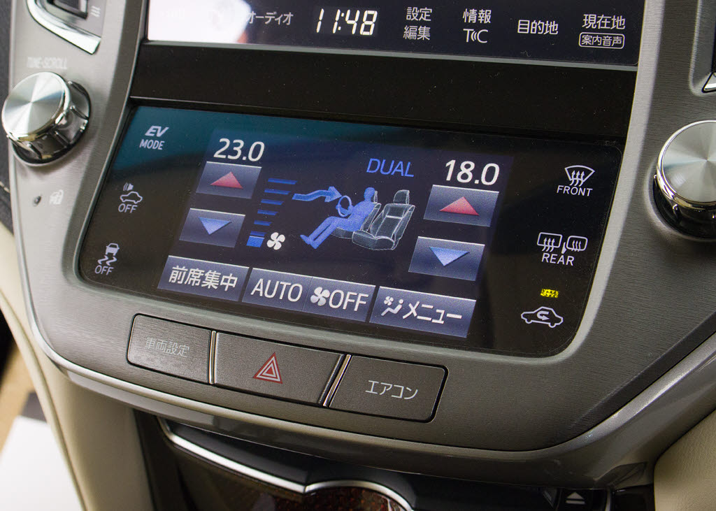 使いやすさや安全性を追求したステアリング
周り！高級車ゆえにスイッチ類が多いのも特
徴ですね！考え尽くされた配置ですぐに使い
こなす事が出来ますのでご安心下さい！是非
、体感してみて下さい！！