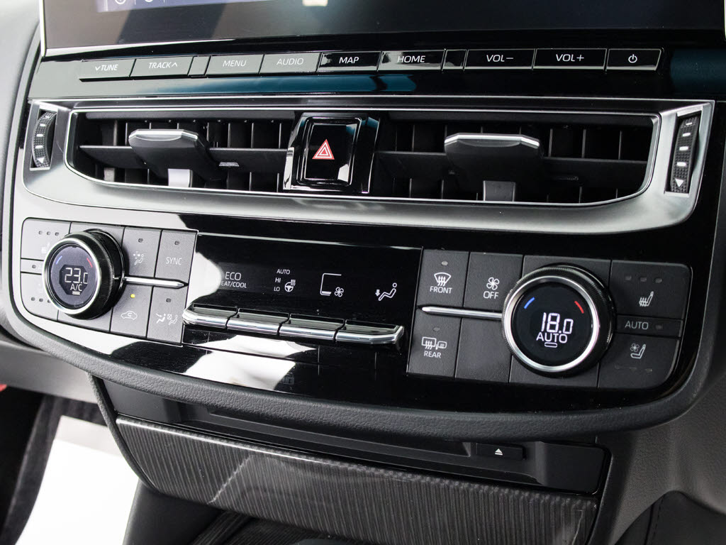 使いやすさや安全性を追求したステアリング
周り！高級車ゆえにスイッチ類が多いのも特
徴ですね！考え尽くされた配置ですぐに使い
こなす事が出来ますのでご安心下さい！是非
、体感してみて下さい！！