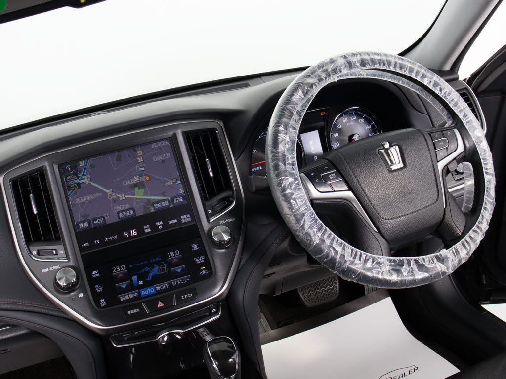 使いやすさや安全性を追求したステアリング
周り！高級車ゆえにスイッチ類が多いのも特
徴ですね！考え尽くされた配置ですぐに使い
こなす事が出来ますのでご安心下さい！是非
、体感してみて下さい！！