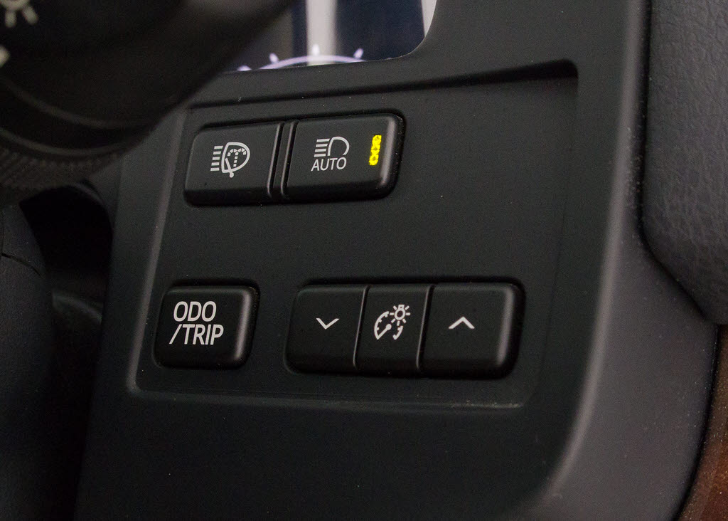 使いやすさや安全性を追求したステアリング
周り！高級車ゆえにスイッチ類が多いのも特
徴ですね！考え尽くされた配置ですぐに使い
こなす事が出来ますのでご安心下さい！是非
、体感してみて下さい！！