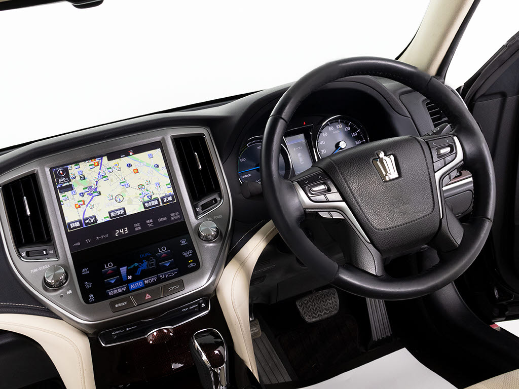 使いやすさや安全性を追求したステアリング
周り！高級車ゆえにスイッチ類が多いのも特
徴ですね！考え尽くされた配置ですぐに使い
こなす事が出来ますのでご安心下さい！是非
、体感してみて下さい！！