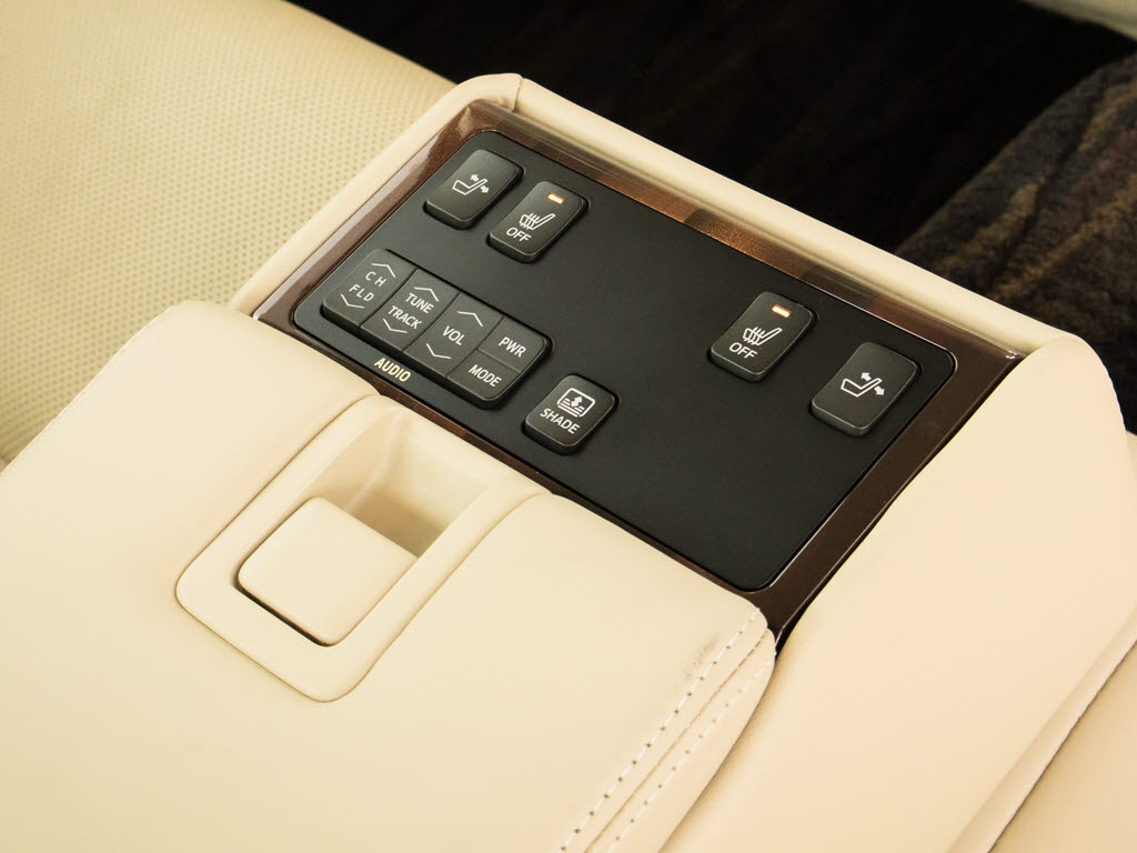 後席もＶＩＰ装備！後席センターコンソール
の画像です！こちらのお車には、後席にもパ
ワーシートが装備されています！更にオーデ
ィオなども後席から操作出来るなど豪華！ゲ
ストに喜んで頂ける装備ですね！
