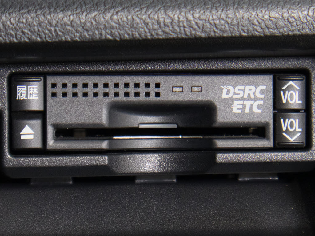 ★ＥＴＣ（ＤＳＲＣ）が装備されています！
！社外品とは違い収まりの良いデザインが人
気！高速道路を利用する際は必需品ですよね
！！ストレス無く料金所を通過出来ます！！