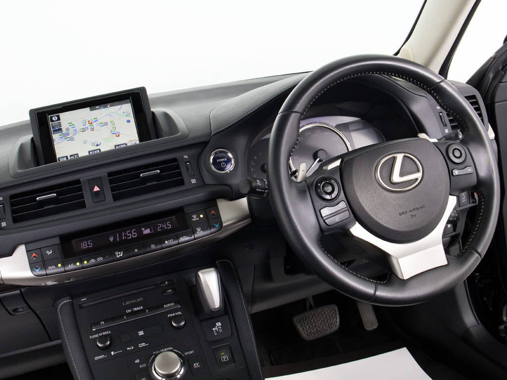 ★使いやすさや安全性を追求したステアリン
グ周り！高級車ゆえにスイッチ類が多いのも
特徴ですね！考え尽くされた配置ですぐに使
いこなす事が出来ますのでご安心下さい！是
非、体感してみて下さい！！