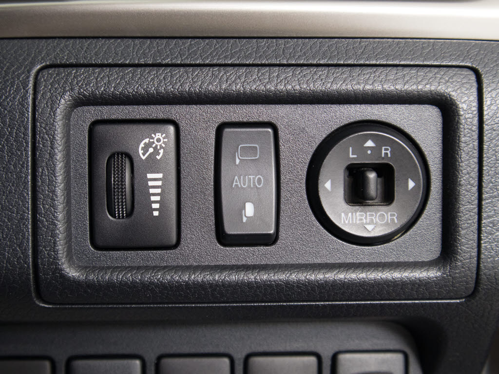 ★使いやすさや安全性を追求したステアリン
グ周り！高級車ゆえにスイッチ類が多いのも
特徴ですね！考え尽くされた配置ですぐに使
いこなす事が出来ますのでご安心下さい！是
非、体感してみて下さい！！