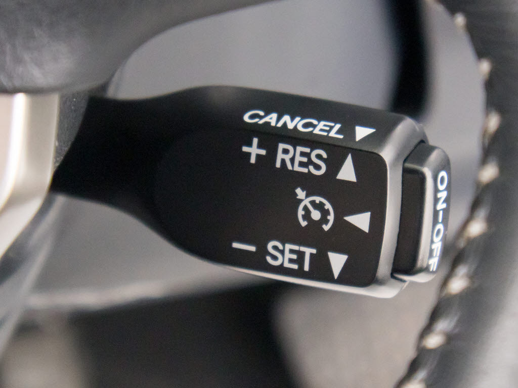 【オートクルーズコントロール】搭載。アク
セル操作なしでも車が自動でスピードを保っ
てくれる機能です長距離の高速は楽々です