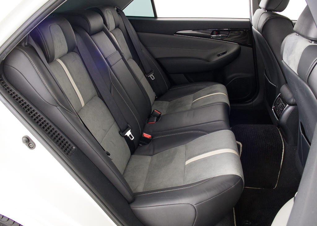 特別仕様車ならではの専用コンビレザーシー
ト付！！当社では、本革シートのカラー変更
や張替えも出来ます！ワイン・茶・赤・青・
黄色・コンビ色など何でもＯＫです！