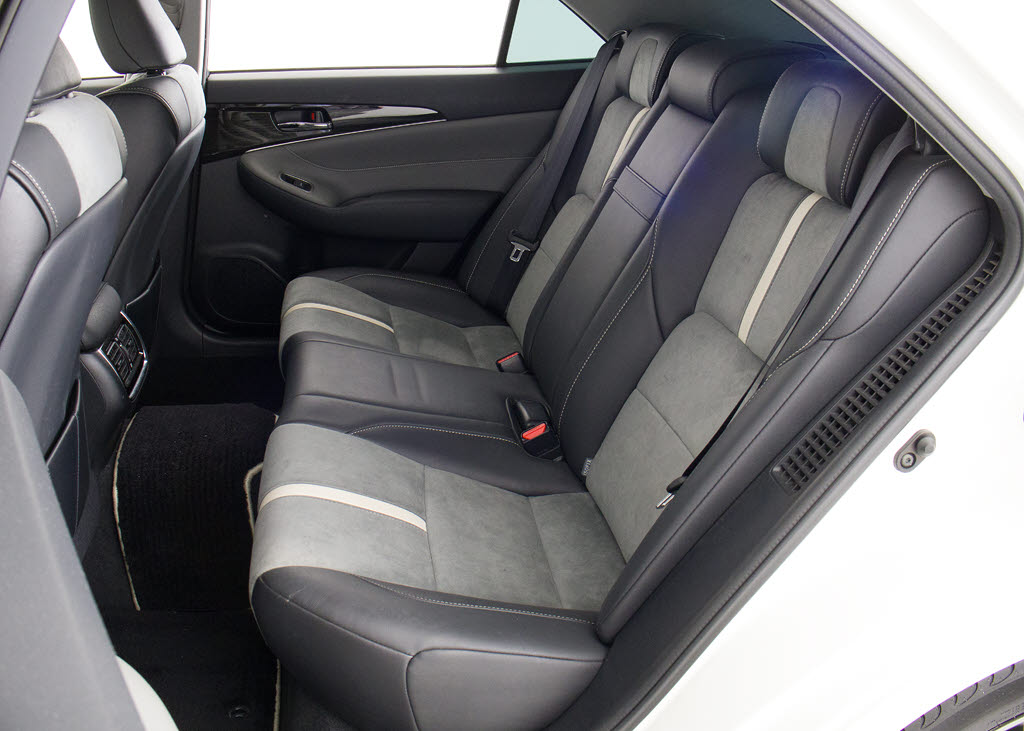 特別仕様車ならではの専用コンビレザーシー
ト付！！当社では、本革シートのカラー変更
や張替えも出来ます！ワイン・茶・赤・青・
黄色・コンビ色など何でもＯＫです！