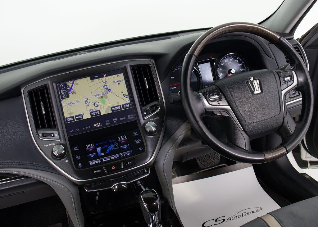 使いやすさや安全性を追求したステアリング
周り！高級車ゆえにスイッチ類が多いのも特
徴ですね！考え尽くされた配置ですぐに使い
こなす事が出来ますのでご安心下さい！是非
、体感してみて下さい！！