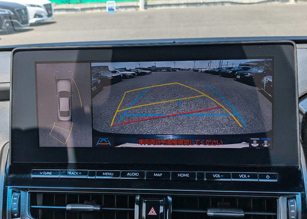 パノラミックビューモニターを装備！上から
車両を見下ろしたような映像をナビ画面に表
示できます。車両前後左右に搭載した４つの
カメラ映像を継ぎ目なく合成！目視では見え
ない部分もリアルタイムで見れます。