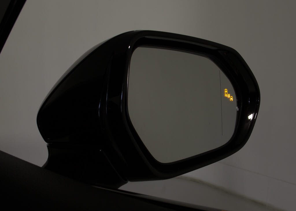 ＢＳＭ（ブラインドスポットモニタ）！隣の
車線を走る車両をレーダーで検知し、ドアミ
ラーでは確認しにくい後側方エリアに存在す
る車両に加えて、急接近してくる車両も検知
します。