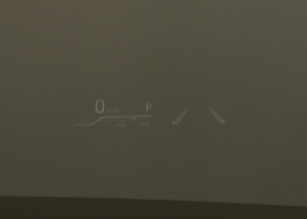 ヘッドアップディスプレイ（ＨＵＤ）付！、
フロントウインドウガラスに運転支援システ
ムの作動状況や走行に関するさまざまな情報
を表示することができます。