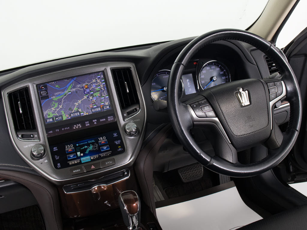 使いやすさや安全性を追求したステアリング
周り！高級車ゆえにスイッチ類が多いのも特
徴ですね！考え尽くされた配置ですぐに使い
こなす事が出来ますのでご安心下さい！是非
、体感してみて下さい！！