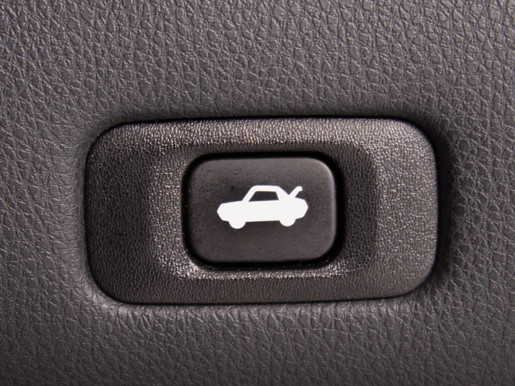 ボタン一つでトランクオープンが可能！車内
から操作できる為、非常に便利な装備の一つ
となります！