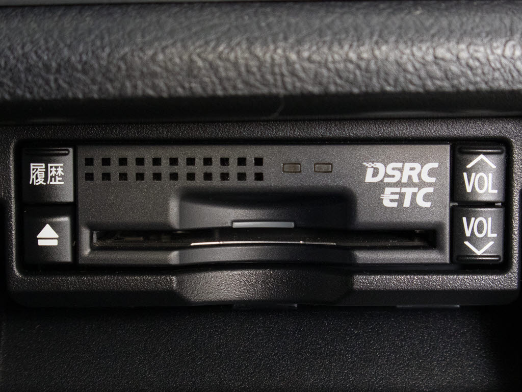 ★ＥＴＣ（ＤＳＲＣ）が装備されています！
！社外品とは違い収まりの良いデザインが人
気！高速道路を利用する際は必需品ですよね
！！ストレス無く料金所を通過出来ます！！