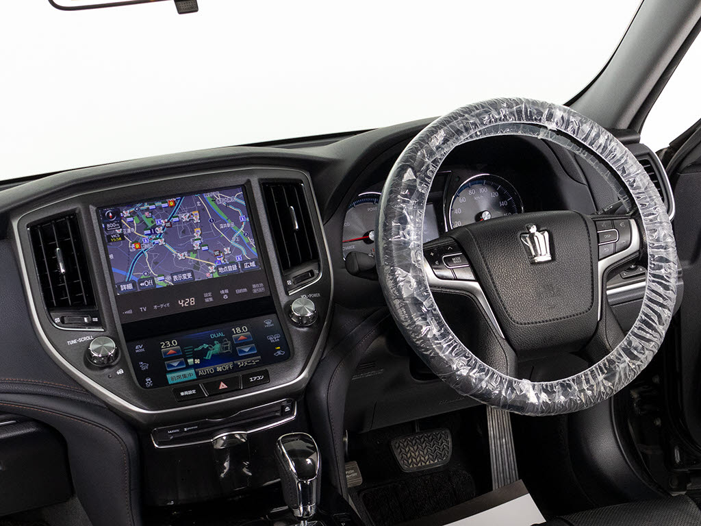 使いやすさや安全性を追求したステアリング
周り！高級車ゆえにスイッチ類が多いのも特
徴ですね！考え尽くされた配置ですぐに使い
こなす事が出来ますのでご安心下さい！是非
、体感してみて下さい！！