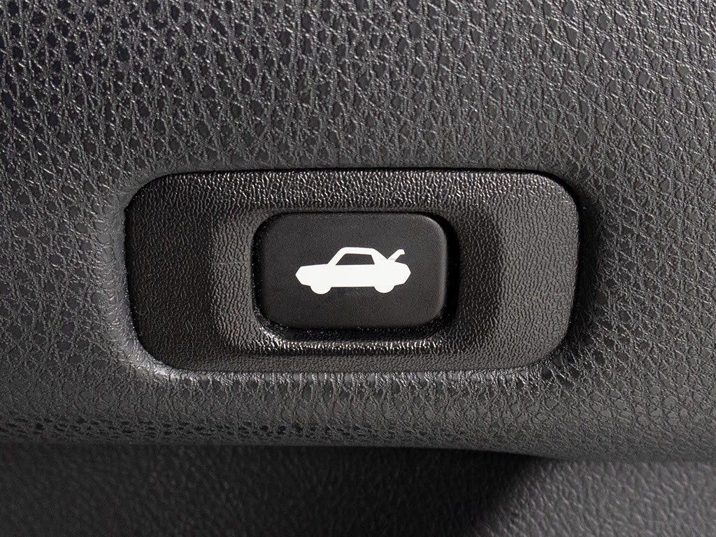 ボタン一つでトランクオープンが可能！車内
から操作できる為、非常に便利な装備の一つ
となります！