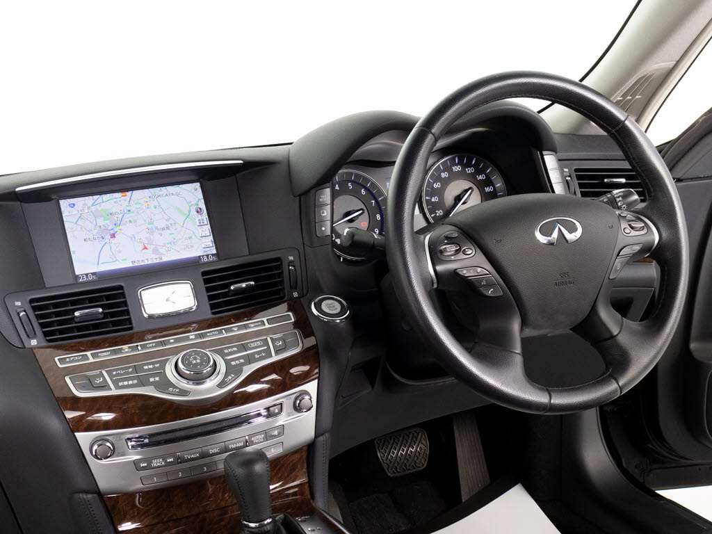 ★使いやすさや安全性を追求したステアリン
グ周り！高級車ゆえにスイッチ類が多いのも
特徴ですね！考え尽くされた配置ですぐに使
いこなす事が出来ますのでご安心下さい！是
非、体感してみて下さい！！