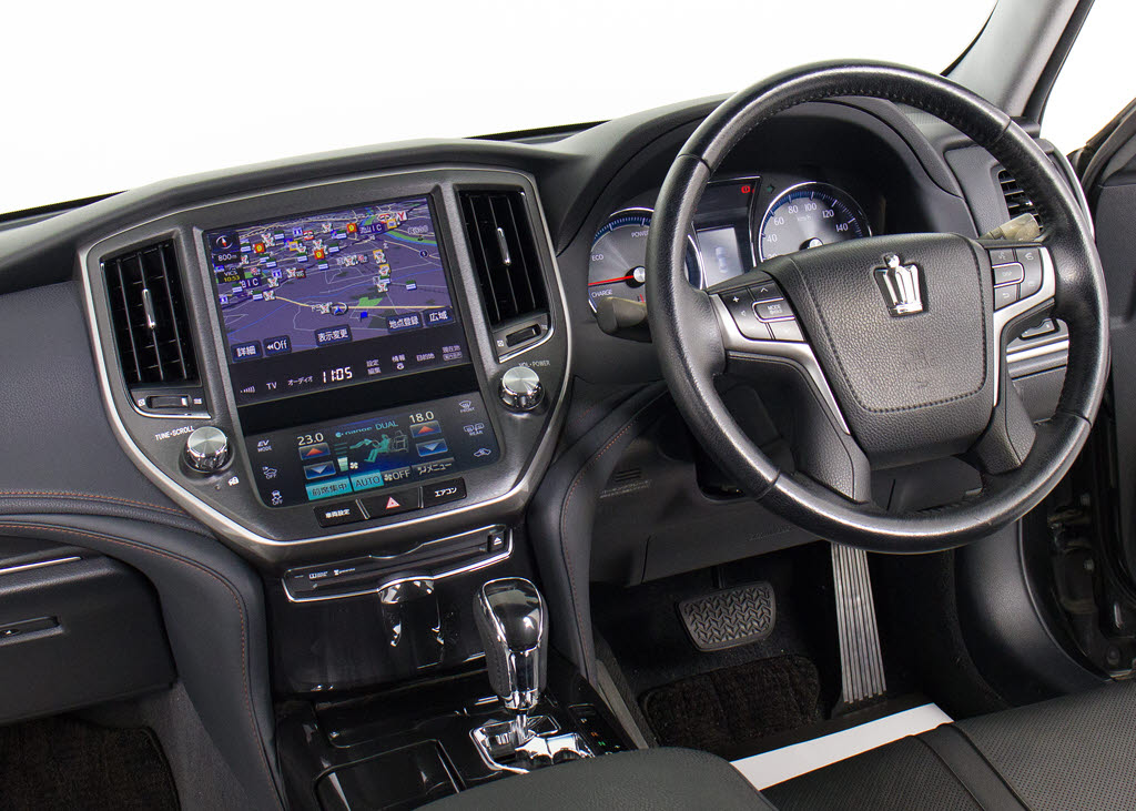 使いやすさや安全性を追求したステアリング
周り！高級車ゆえにスイッチ類が多いのも特
徴ですね！考え尽くされた配置ですぐに使い
こなす事が出来ますのでご安心下さい！是非
、体感してみて下さい！！