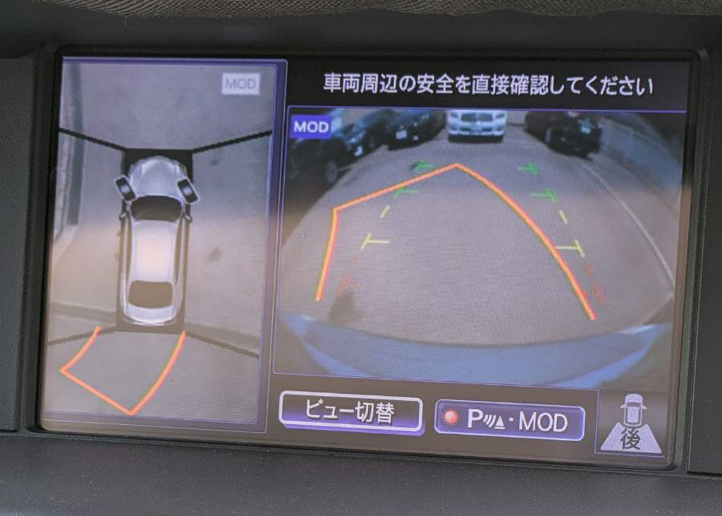 アラウンドビューモニターを装備！上から車
両を見下ろしたような映像をナビ画面に表示
できます。車両前後左右に搭載した４つのカ
メラ映像を継ぎ目なく合成！目視では見えな
い部分もリアルタイムで見れます。