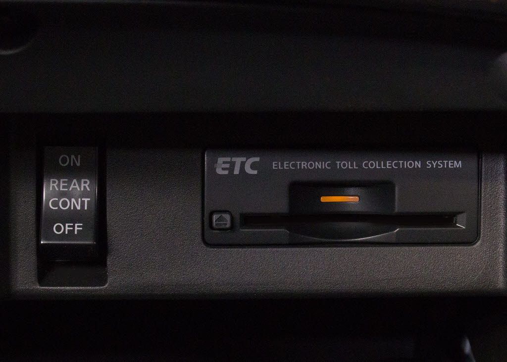 コンソール内一体型のビルトインＥＴＣ装備
！見た目の部分も良いですが、ＥＴＣカード
の盗難防止になる設置箇所です！料金所の渋
滞回避！時間帯・日によって料金の軽減を受
けられます！ストレス知らずのドライブ！