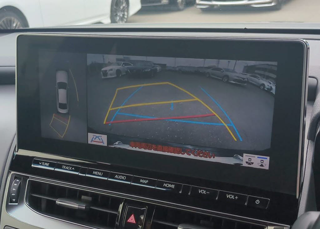 パノラミックビューモニターを装備！上から
車両を見下ろしたような映像をナビ画面に表
示できます。車両前後左右に搭載した４つの
カメラ映像を継ぎ目なく合成！目視では見え
ない部分もリアルタイムで見れます。