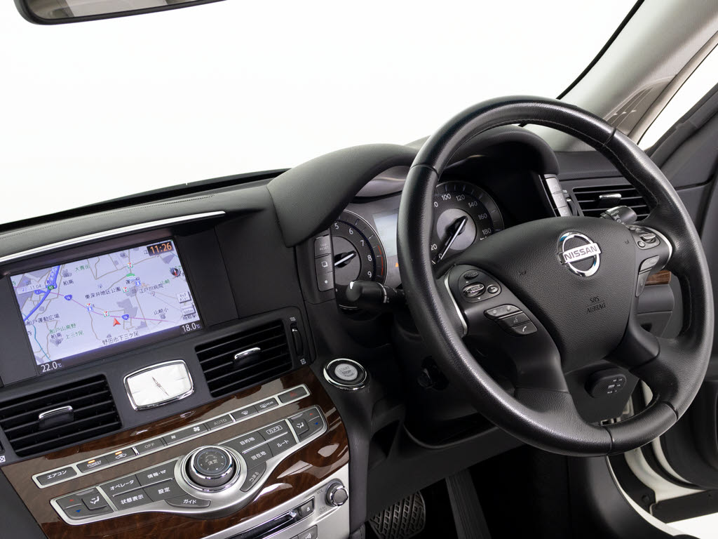★使いやすさや安全性を追求したステアリン
グ周り！高級車ゆえにスイッチ類が多いのも
特徴ですね！考え尽くされた配置ですぐに使
いこなす事が出来ますのでご安心下さい！是
非、体感してみて下さい！！