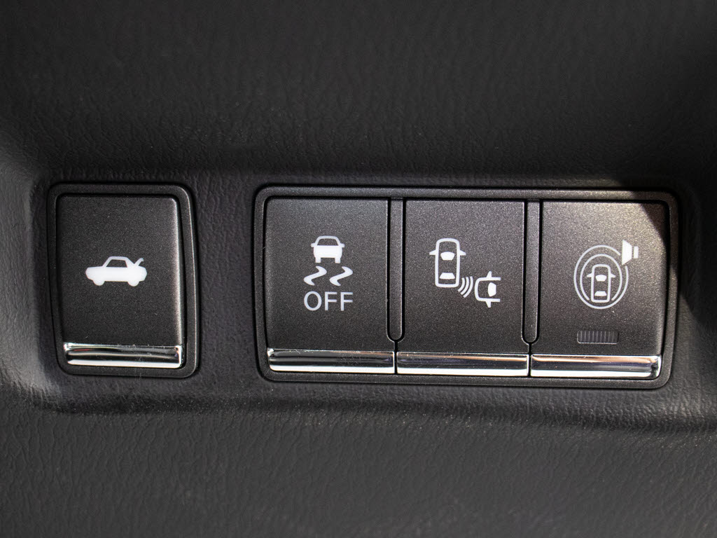 ★使いやすさや安全性を追求したステアリン
グ周り！高級車ゆえにスイッチ類が多いのも
特徴ですね！考え尽くされた配置ですぐに使
いこなす事が出来ますのでご安心下さい！是
非、体感してみて下さい！！