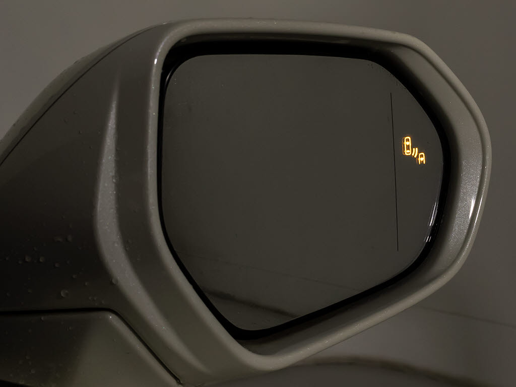 ＢＳＭ（ブラインドスポットモニタ）！隣の
車線を走る車両をレーダーで検知し、ドアミ
ラーでは確認しにくい後側方エリアに存在す
る車両に加えて、急接近してくる車両も検知
します。