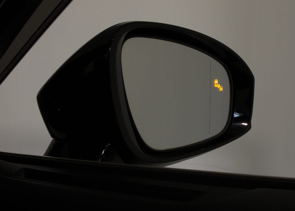 ＢＳＭ（ブラインドスポットモニタ）！隣の
車線を走る車両をレーダーで検知し、ドアミ
ラーでは確認しにくい後側方エリアに存在す
る車両に加えて、急接近してくる車両も検知
します。