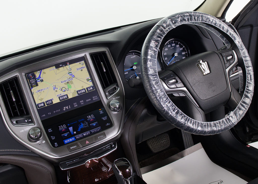使いやすさや安全性を追求したステアリング
周り！高級車ゆえにスイッチ類が多いのも特
徴ですね！考え尽くされた配置ですぐに使い
こなす事が出来ますのでご安心下さい！是非
、体感してみて下さい！！