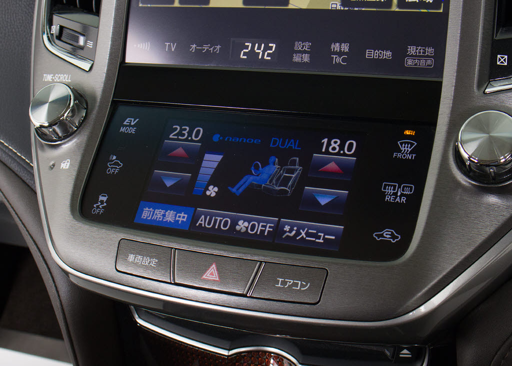 使いやすさや安全性を追求したステアリング
周り！高級車ゆえにスイッチ類が多いのも特
徴ですね！考え尽くされた配置ですぐに使い
こなす事が出来ますのでご安心下さい！是非
、体感してみて下さい！！