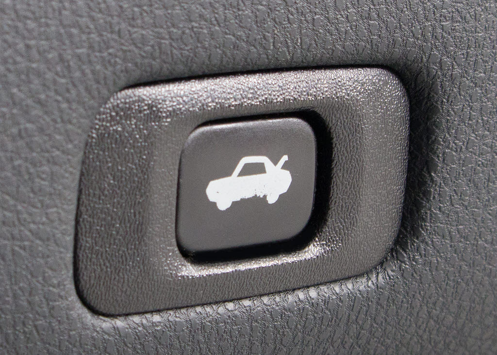 ボタン一つでトランクオープンが可能！車内
から操作できる為、非常に便利な装備の一つ
となります！