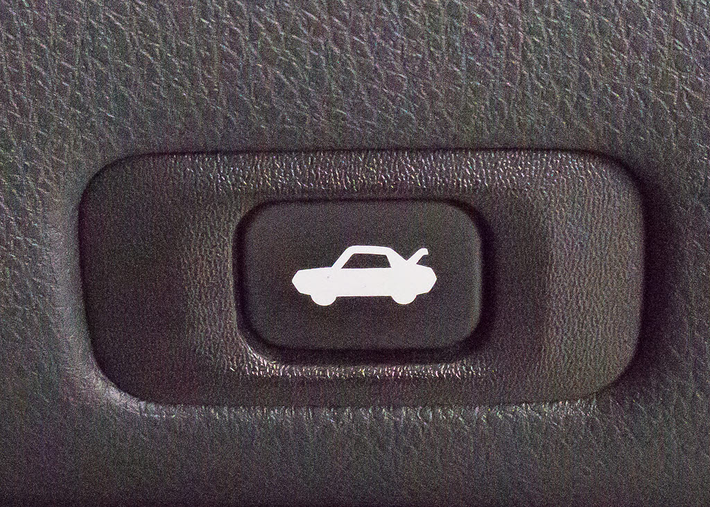 ボタン一つでトランクオープンが可能！車内
から操作できる為、非常に便利な装備の一つ
となります！