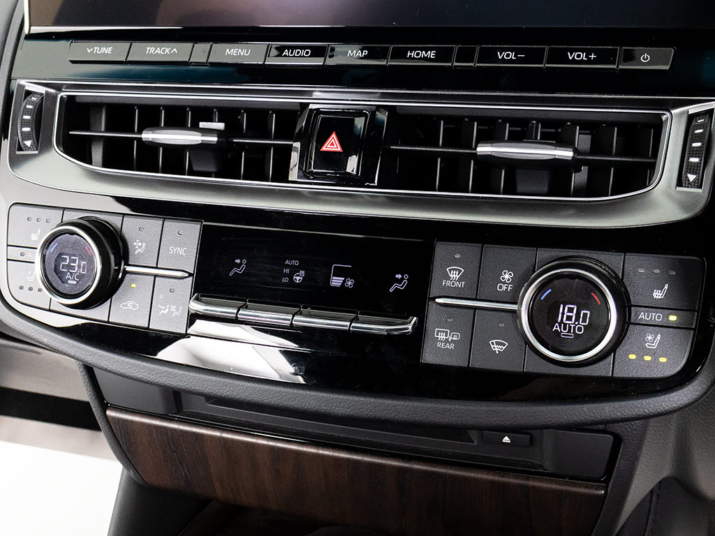 使いやすさや安全性を追求したステアリング
周り！高級車ゆえにスイッチ類が多いのも特
徴ですね！考え尽くされた配置ですぐに使い
こなす事が出来ますのでご安心下さい！是非
、体感してみて下さい！！
