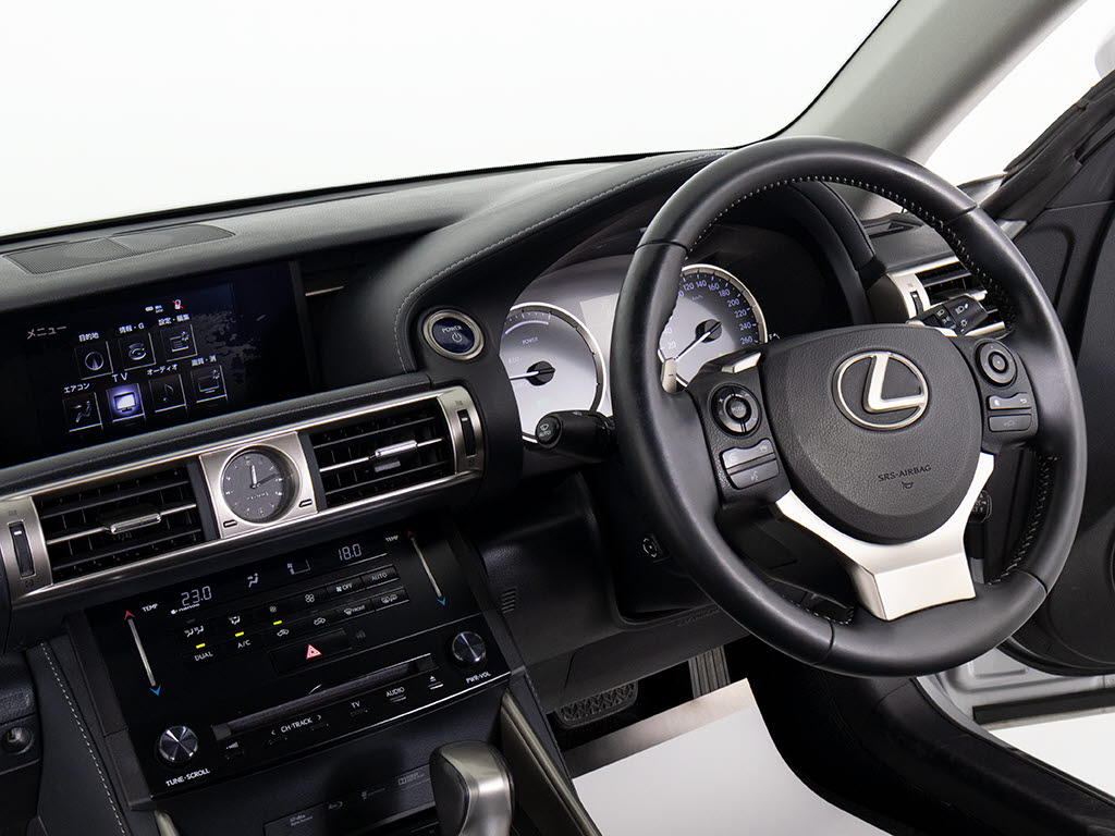 ★使いやすさや安全性を追求したステアリン
グ周り！高級車ゆえにスイッチ類が多いのも
特徴ですね！考え尽くされた配置ですぐに使
いこなす事が出来ますのでご安心下さい！是
非、体感してみて下さい！！