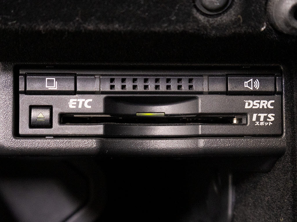 ★ＥＴＣ（ＤＳＲＣ）が装備されています！
！社外品とは違い収まりの良いデザインが人
気！高速道路を利用する際は必需品ですよね
！！ストレス無く料金所を通過出来ます！！