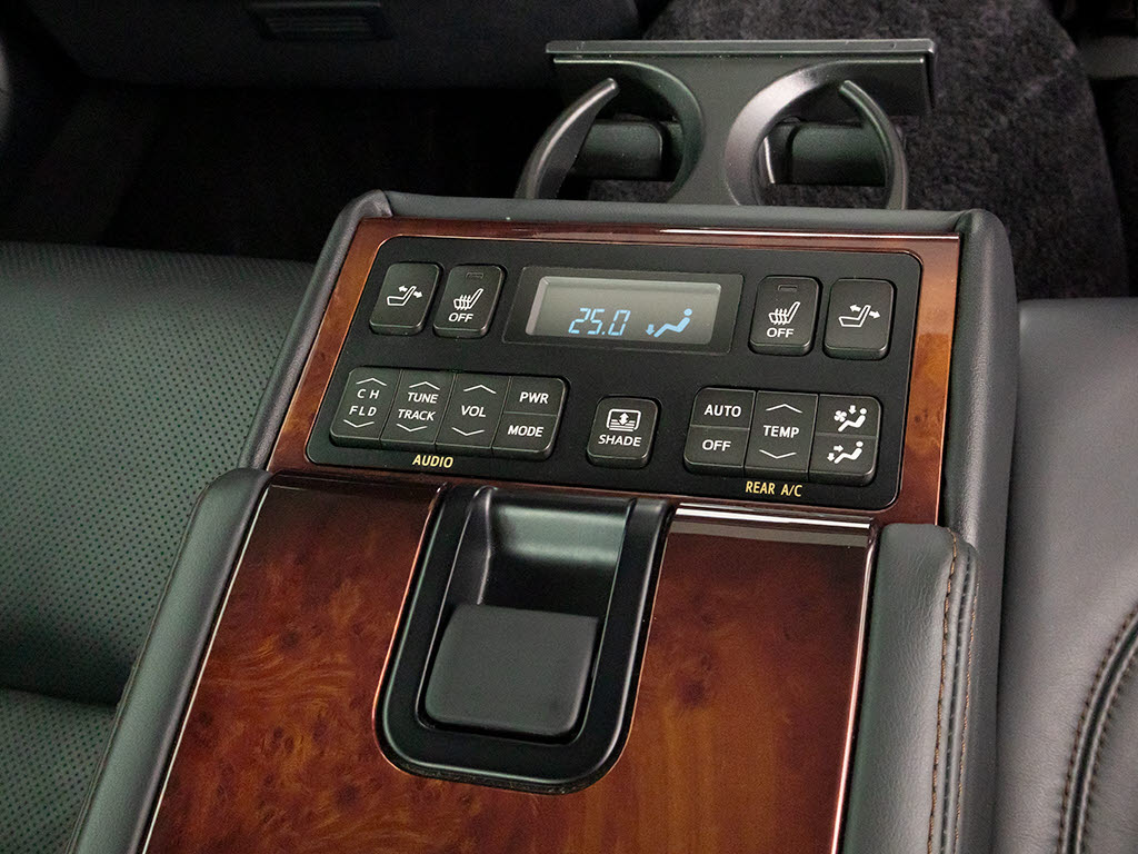 後席もＶＩＰ装備！後席センターコンソール
の画像です！こちらのお車には、後席にもパ
ワーシートが装備されています！更にオーデ
ィオなども後席から操作出来るなど豪華！ゲ
ストに喜んで頂ける装備ですね！