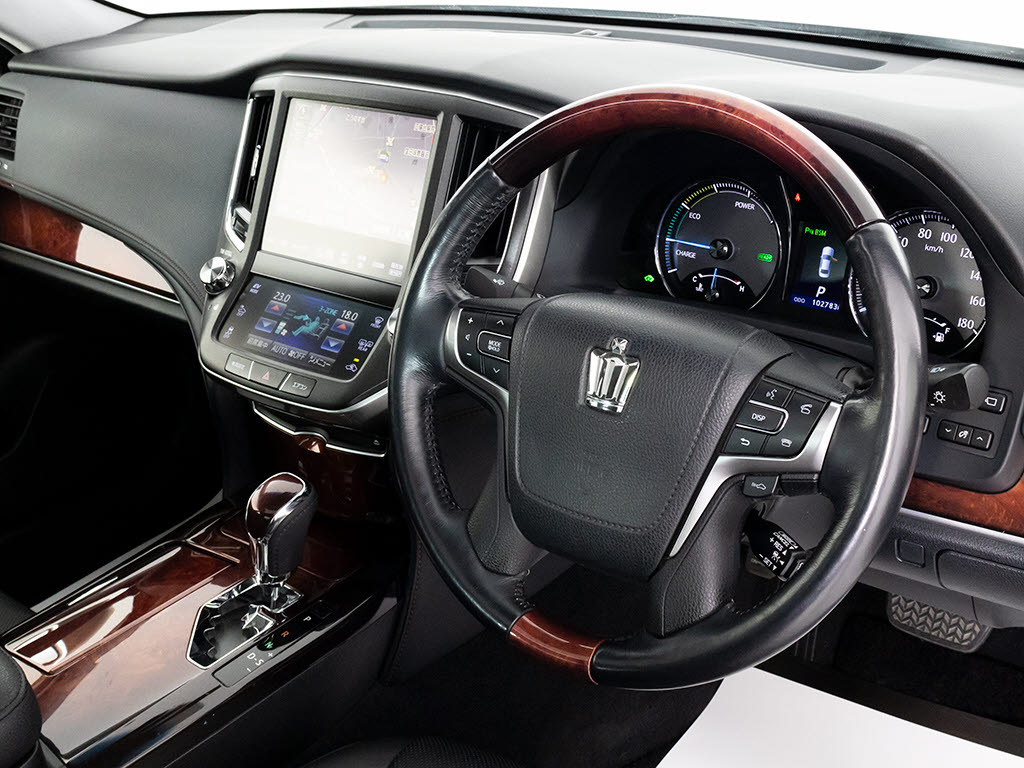 使いやすさや安全性を追求したステアリング
周り！高級車ゆえにスイッチ類が多いのも特
徴ですね！考え尽くされた配置ですぐに使い
こなす事が出来ますのでご安心下さい！是非
、体感してみて下さい！！