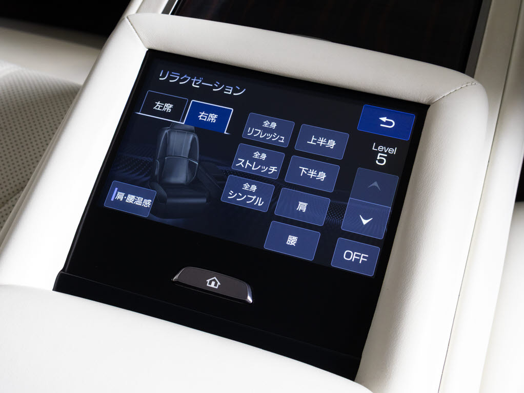 上級グレードならではの豪華後席コンソール
！