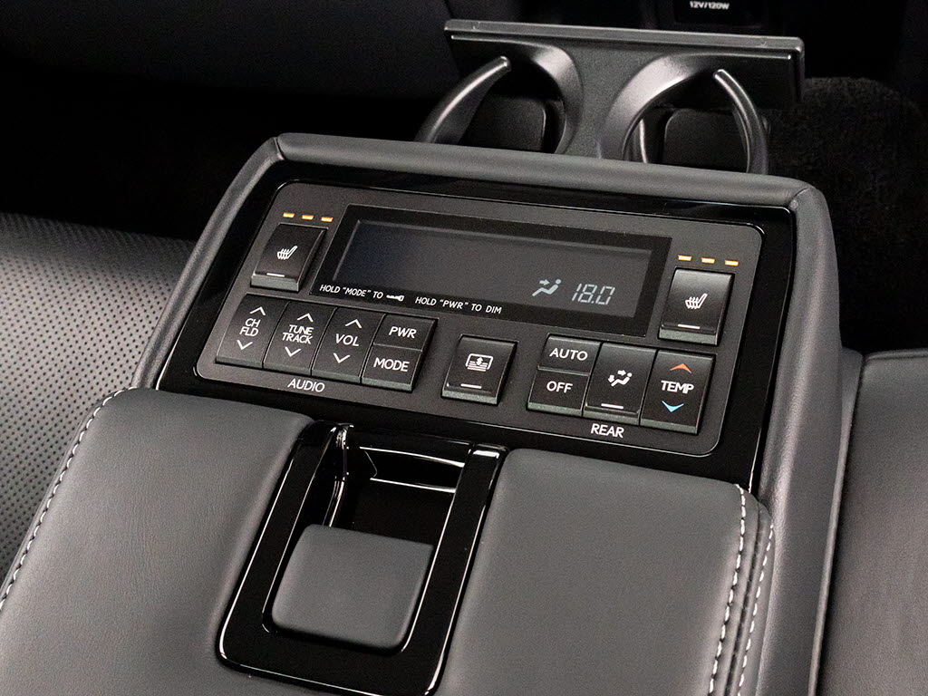 後席もＶＩＰ装備！後席センターコンソール
の画像です！こちらのお車は、オーディオな
ども後席から操作出来るなど豪華！ゲストに
喜んで頂ける装備ですね！