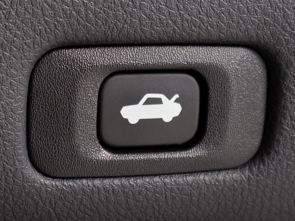 ボタン一つでトランクオープンが可能！車内
から操作できる為、非常に便利な装備の一つ
となります！