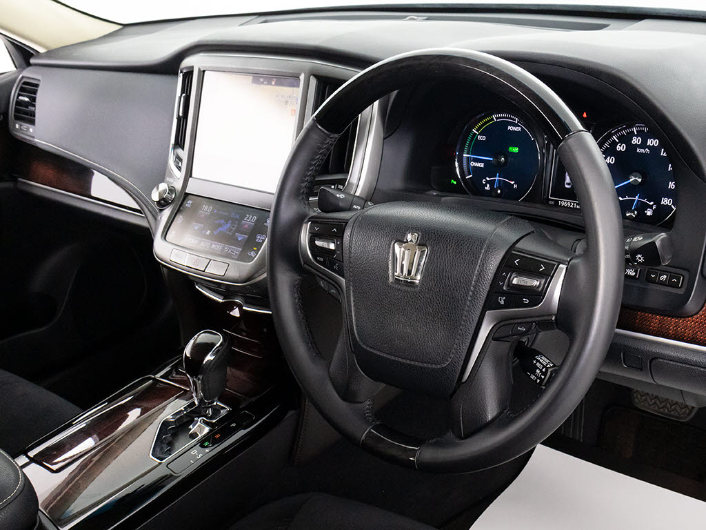 ★使いやすさや安全性を追求したステアリン
グ周り！高級車ゆえにスイッチ類が多いのも
特徴ですね！考え尽くされた配置ですぐに使
いこなす事が出来ますのでご安心下さい！是
非、体感してみて下さい！！