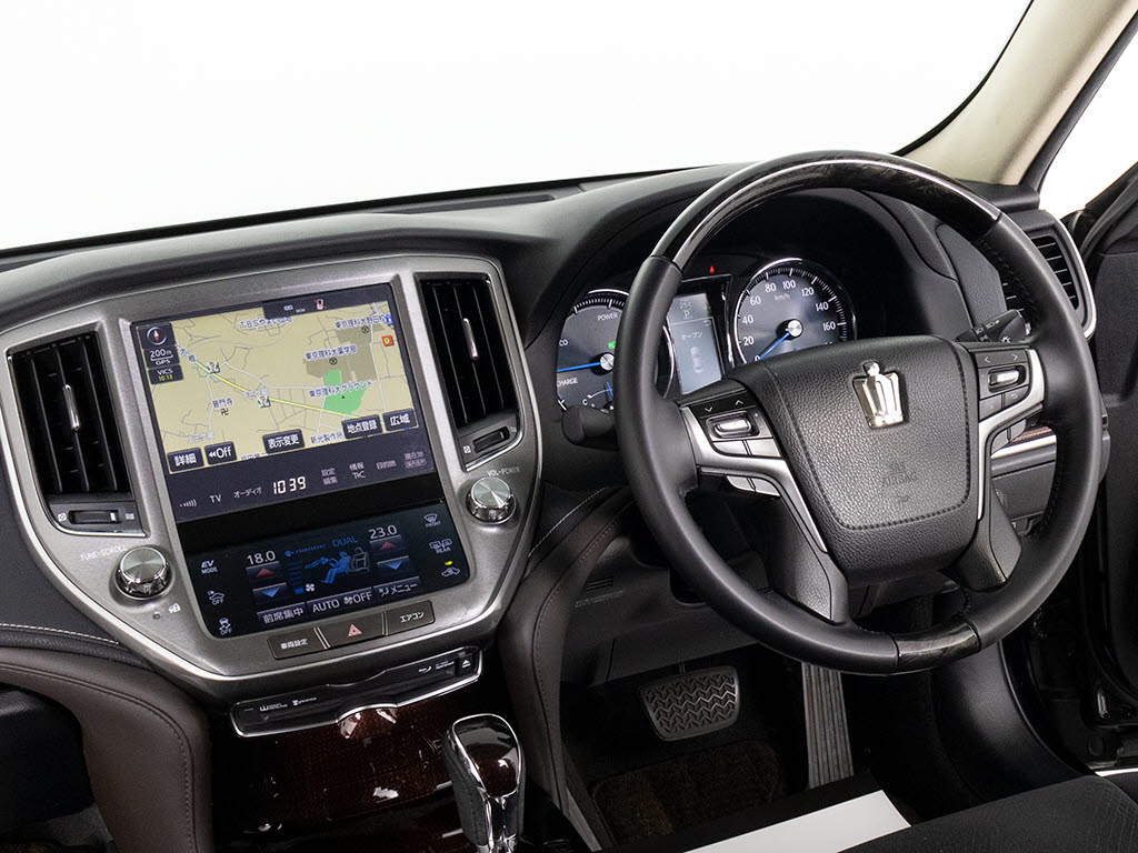 使いやすさや安全性を追求したステアリング
周り！高級車ゆえにスイッチ類が多いのも特
徴ですね！考え尽くされた配置ですぐに使い
こなす事が出来ますのでご安心下さい！是非
、体感してみて下さい！！